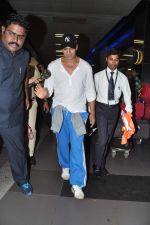 Akshay Kumar snapped at the airport in Mumbai on 30th July 2013 (9).JPG